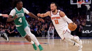 Jalen Brunson penetra a canasta defendido por Jrue Holiday.