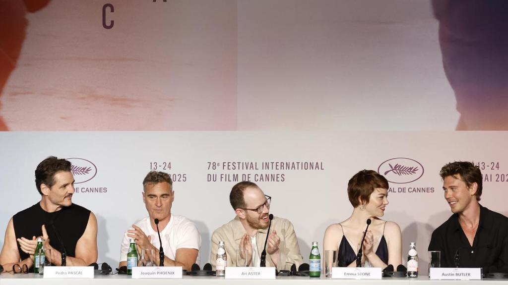 Pedro Pascal, Joaquin Phoenix, Ari Aster, Emma Stone, Austin Butler en la rueda de prensa de 'Eddington' en Cannes. Foto: EFE/EPA/SEBASTIEN NOGIER / POOL