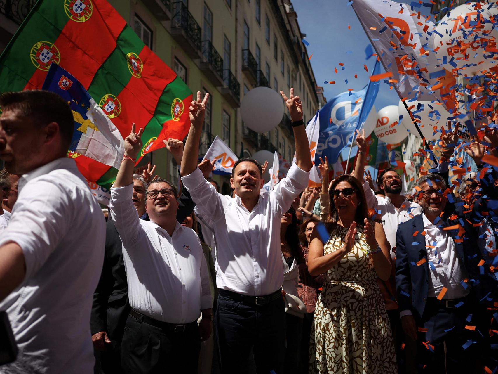 Luis Montenegro, primer ministro y líder del Partido Social Demócrata (PSD), hace un gesto durante un mitin de la coalición AD, antes de las elecciones anticipadas del domingo, en Lisboa, Portugal, el 16 de mayo de 2025.