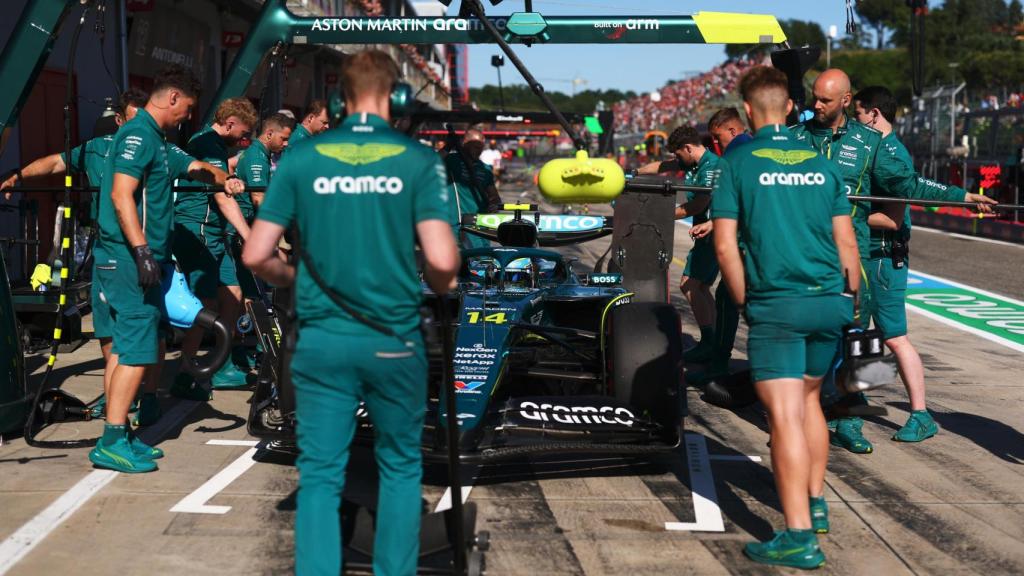 Parada de Fernando Alonso en el pit-lane.