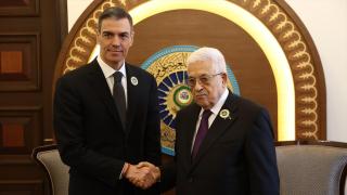 Pedro Sánchez con el presidente del Estado de Palestina, Mahmud Abás, este sábado durante la XXXIV cumbre de la Liga de Estados Árabes celebrada en Bagdad (Irak).