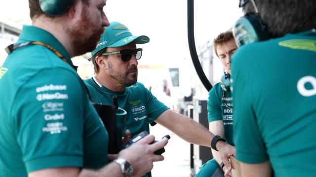 Fernando Alonso reunido con sus ingenieros.
