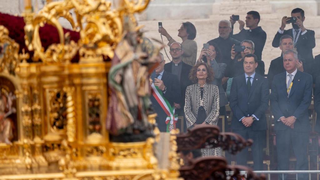 Juanma Moreno y María Jesús Montero en el palco de autoridades en Roma para ver la Gran Procesión del Jubileo.