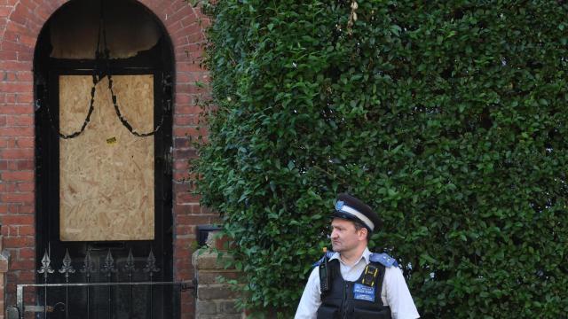 Un policía a las afueras de la casa del primer ministro británico, Keir Starmer.