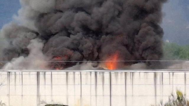 Incendio en una nave de gestión de residuos en el Polígono das Gándaras, en O Porriño (Pontevedra).