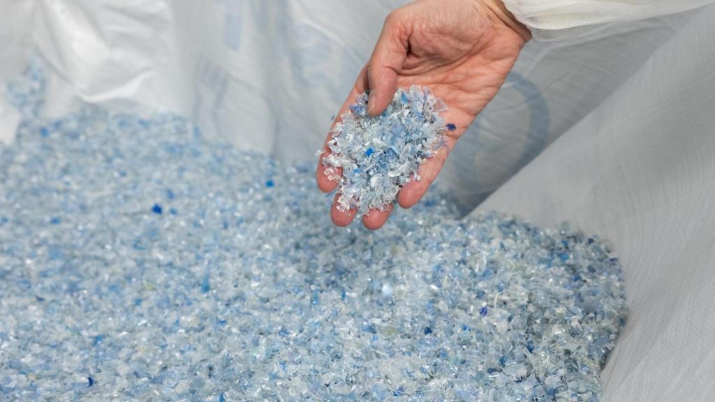 Escamas de plástico reciclado obtenido tras triturar botellas.