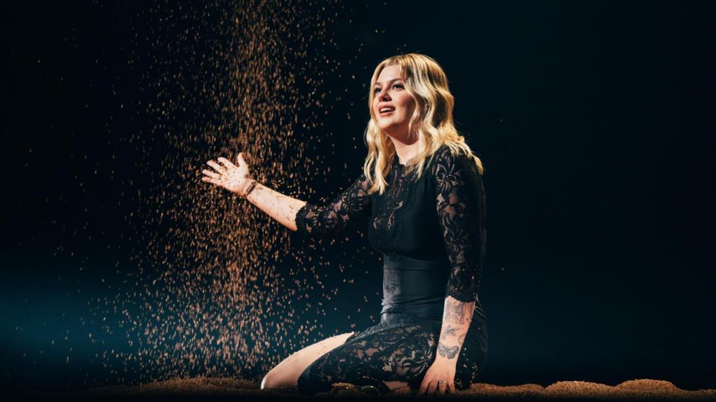 Louane durante su actuación en la segunda semifinal del 69 Festival de Eurovisión en el St. Jakobshalle.