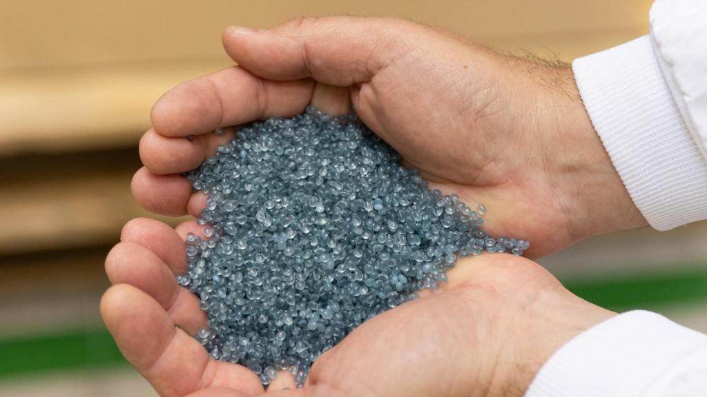 Gránulos de PET reciclado.
