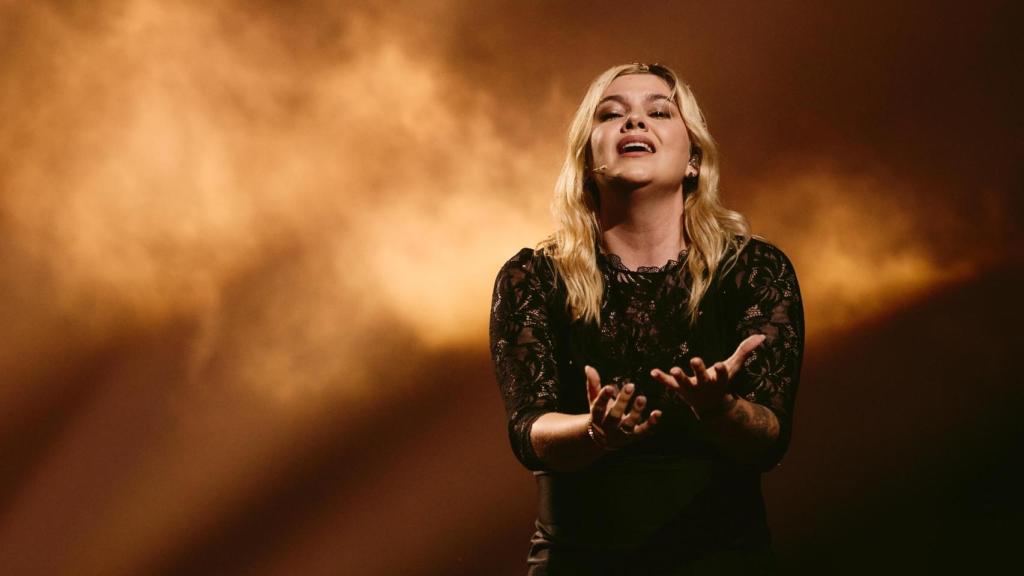 Louane durante su actuación en la segunda semifinal del 69 Festival de Eurovisión en el St. Jakobshalle.