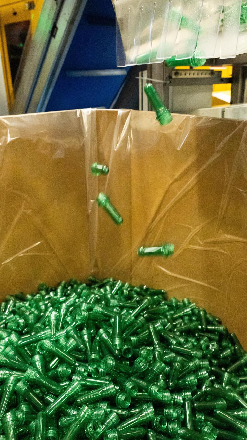 Preformas listas para la proceso de soplado, la última fase antes del llenado.