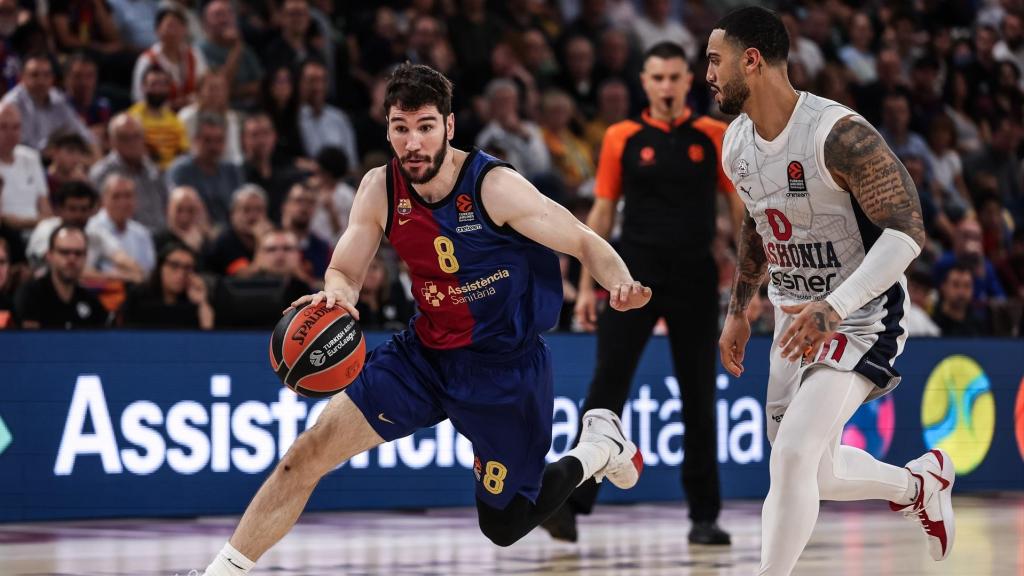 Darío Brizuela conduce el balón ante la presión de Markus Howard.
