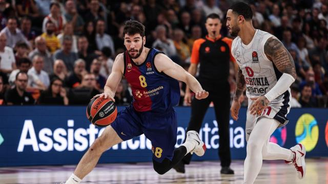 Darío Brizuela conduce el balón ante la presión de Markus Howard.