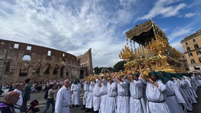 La Esperanza de Málaga, durante la procesión por las calles de Roma.