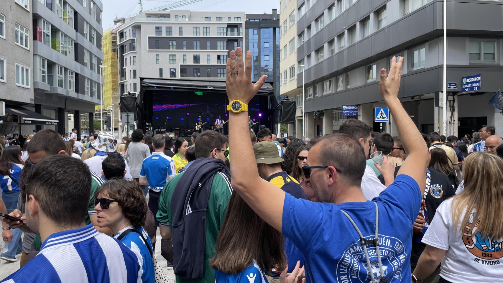 Miles de deportivistas celebran el día de las peñas en A Coruña