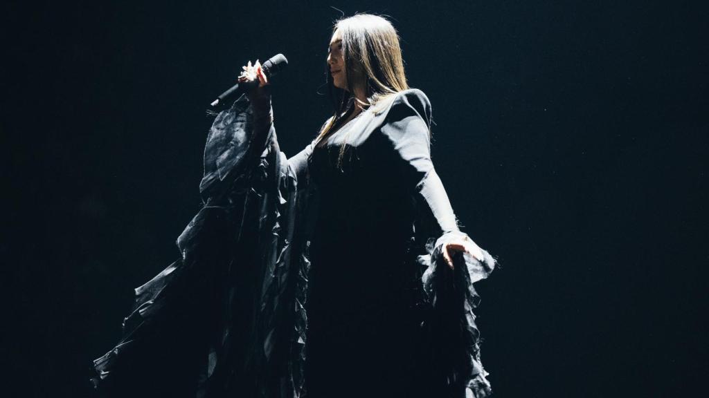 Yuval Raphael durante su actuación en la segunda semifinal del 69 Festival de Eurovisión en el St. Jakobshalle.
