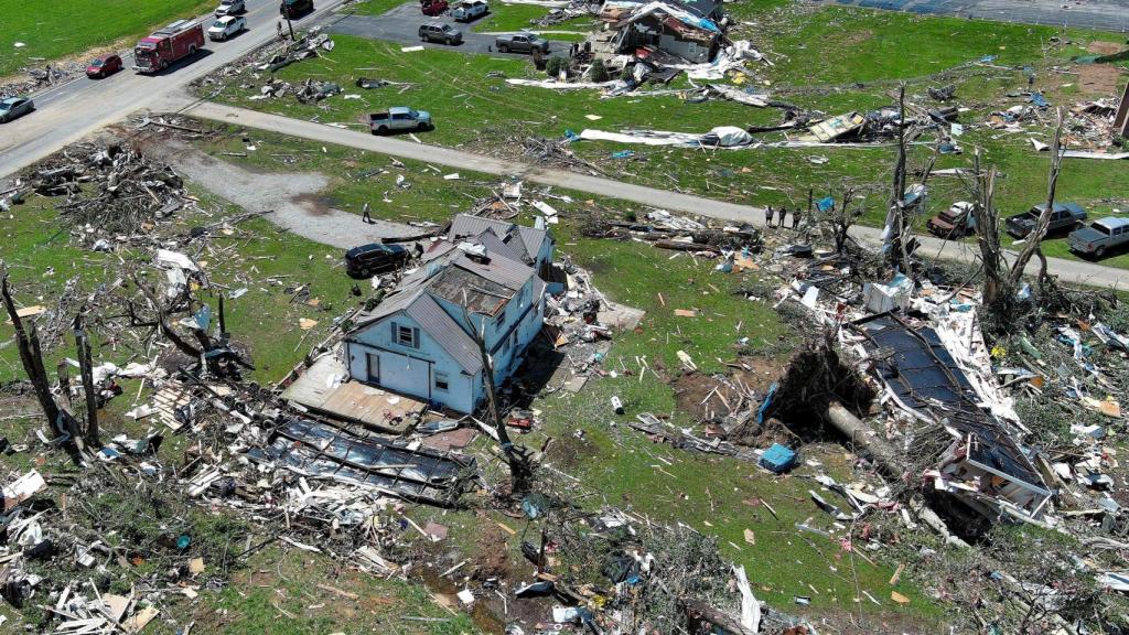Los daños persisten en la subdivisión Sunshine Hills después de que un tornado azotara el condado de Laurel y London, Kentucky.