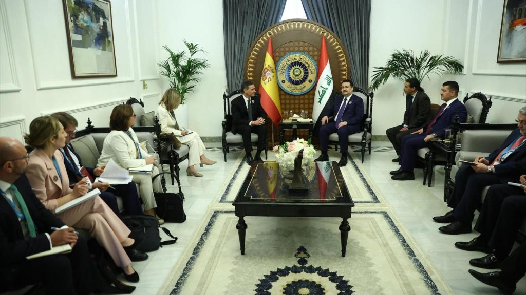Pedro Sánchez es recibido, este sábado, por el primer ministro de la República de Irak, Mohamed Shia´ Al Sudani, antes del inicio de la XXXIV cumbre de la Liga de Estados Árabes, en Bagdad (Irak).
