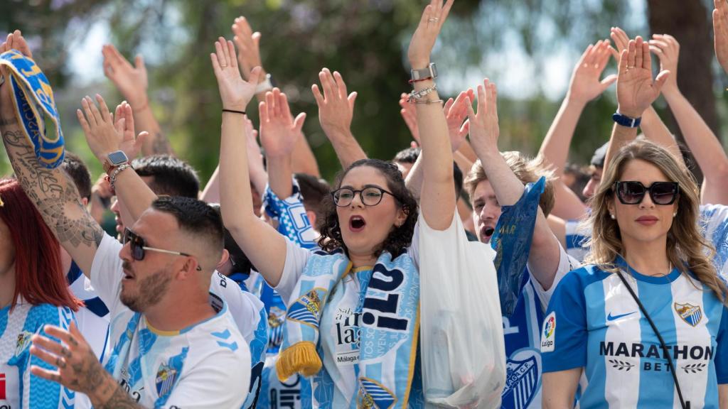 Aficionados del Málaga en el último recibimiento al equipo