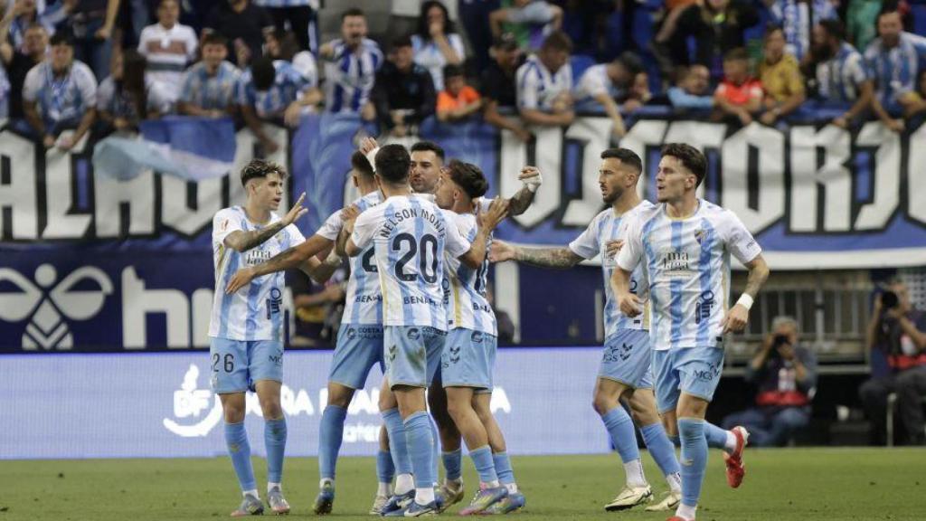 Los jugadores del Málaga CF celebran un gol de Chupe contra el Sporting