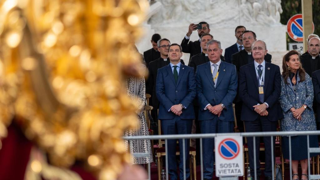 El alcalde de Sevilla, José Luis Sanz, ve pasar al Cachorro por el Circo Massimo.