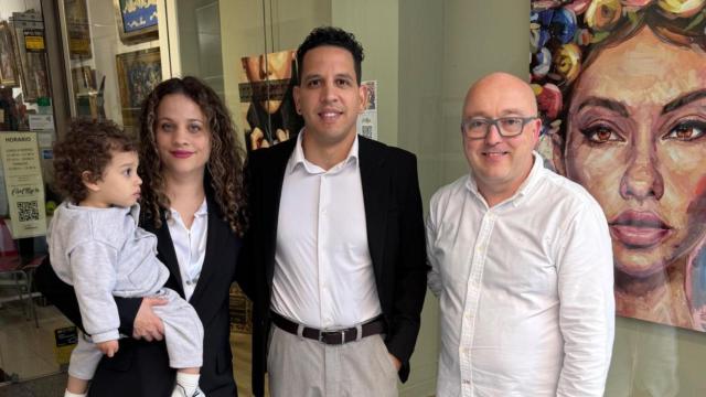 Los artistas Ariansis Reyes y Frank Elia posan con Camilo Chas, responsable de la galería