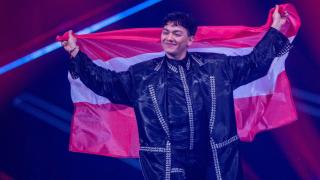 JJ obtiene el micrófono de cristal.