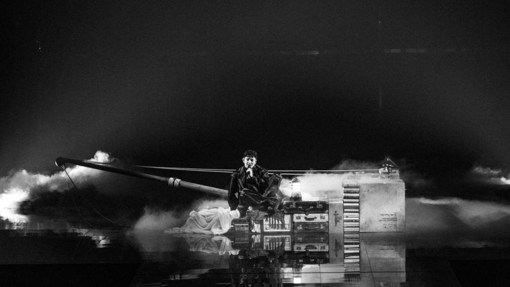 JJ durante su actuación en la final de la 69 edición del Festival de Eurovisión en el St. Jakobshalle.