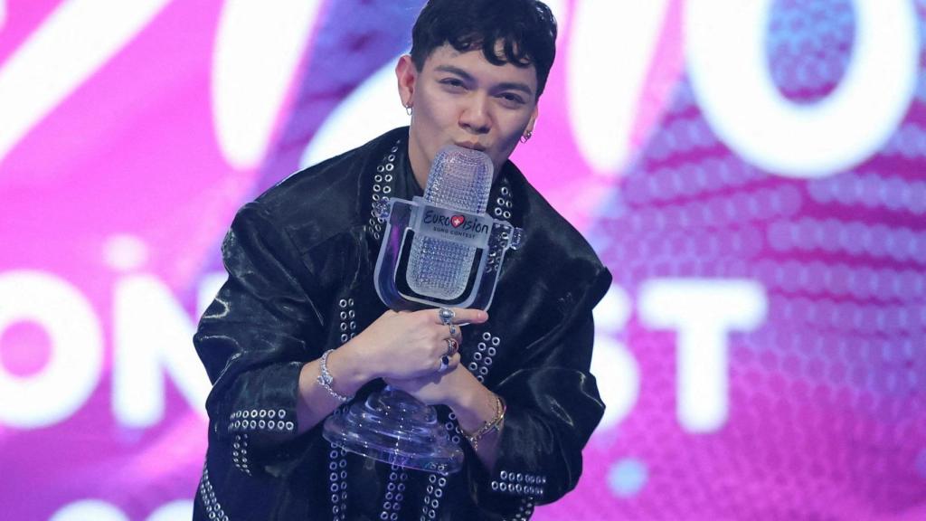 JJ, ganador de Eurovisión 2025, con el Micrófono de Cristal, en el St. Jakobshalle de Basilea, Suiza.