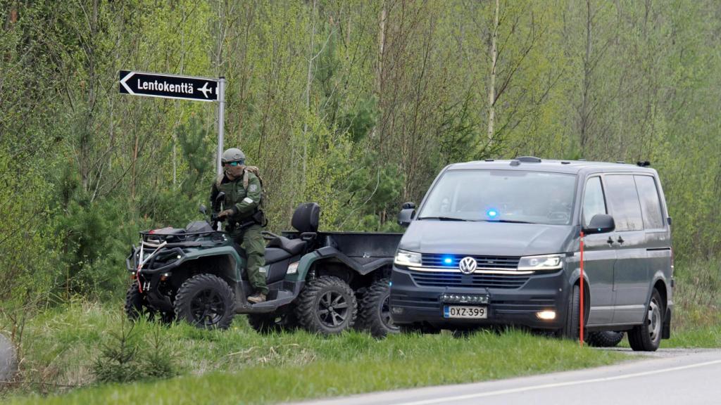 Dos vehículos policiales, cerca del lugar del accidente en las inmediaciones del aeródromo de Eura.