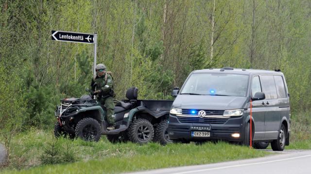 Dos vehículos policiales, cerca del lugar del accidente en las inmediaciones del aeródromo de Eura.