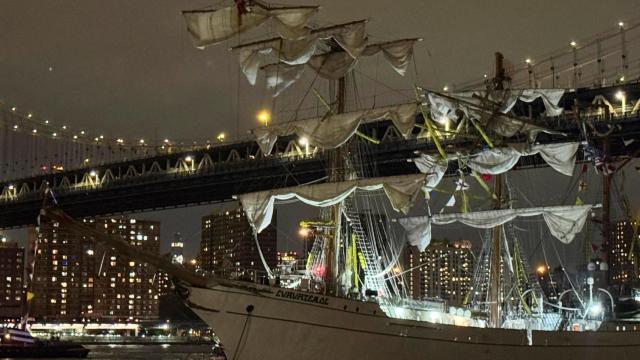 El buque escuela de la Armada de México tras estrellarse contra el Puente de Brooklyn en la ciudad de Nueva York
