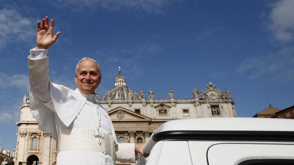 El Papa León XIV llega en el papamóvil para su misa inaugural en el Vaticano, el 18 de mayo de 2025