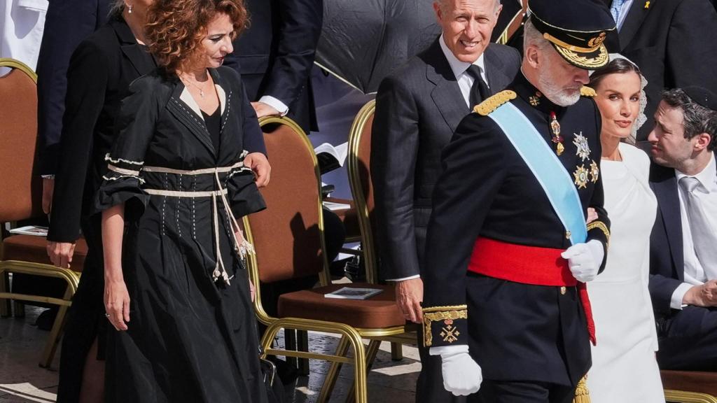 Los reyes y María Jesús Montero en la plaza de San Pedro.