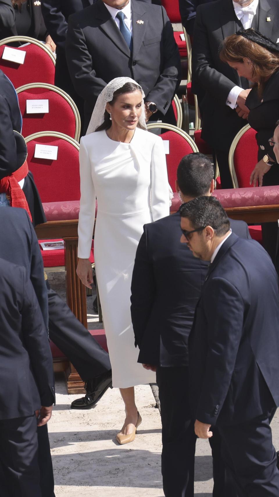La reina Letizia con vestido blanco y mantilla en El Vaticano este domingo por la mañana.