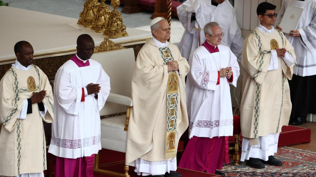 El Papa León XIV asiste a su misa inaugural en la Plaza de San Pedro, en el Vaticano, el 18 de mayo de 2025.
