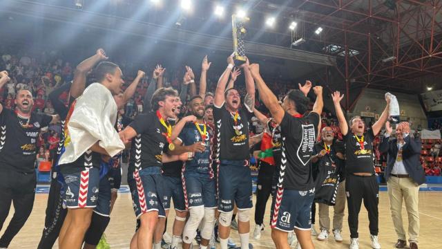 El Horneo Eón celebrando su victoria y ascenso.