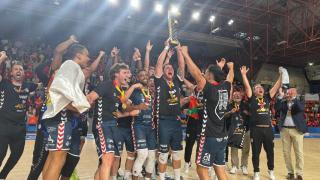 El Horneo Eón celebrando su victoria y ascenso.