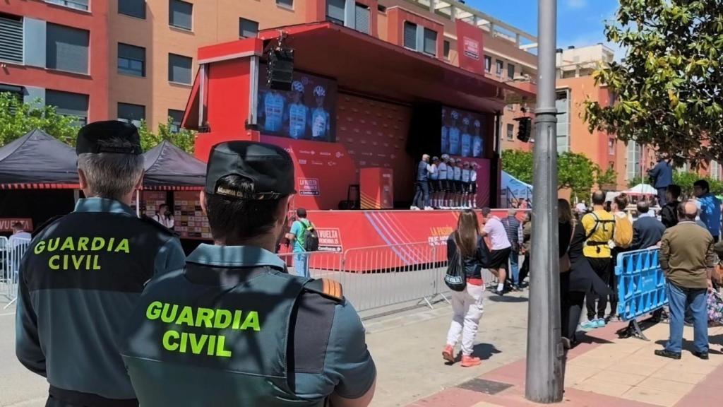 La Guardia Civil en Barbastro durante la Vuelta Ciclista Femenina.