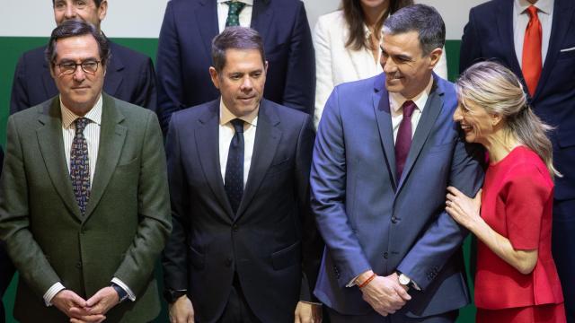 Antonio Garamendi, presidente de la CEOE; Gerardo Cuerva, presidente de Cepyme; Pedro Sánchez, presidente del Gobierno, y Yolanda Díaz, vicepresidenta segunda y ministra de Trabajo.