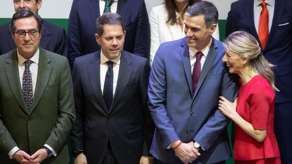 Antonio Garamendi, presidente de la CEOE; Gerardo Cuerva, presidente de Cepyme; Pedro Sánchez, presidente del Gobierno, y Yolanda Díaz, vicepresidenta segunda y ministra de Trabajo.
