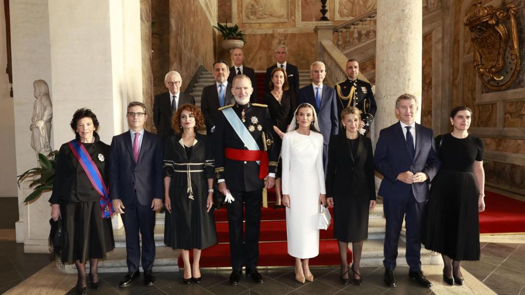 Los reyes Felipe VI y Letizia posan junto con la embajadora española en el Vaticano, Isabel Celaá, el ministro de Justicia, Félix Bolaños, la ministra de Hacienda, María Jesús Montero, la ministra de Trabajo, Yolanda Díaz y el líder del PP, Alberto Núñez Feijóo antes de asistir a la misa del inicio del pontificado del papa León XIV este domingo en la plaza de San Pedro en el Vaticano.
