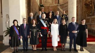 Los reyes Felipe VI y Letizia posan junto con la embajadora española en el Vaticano, Isabel Celaá, el ministro de Justicia, Félix Bolaños, la ministra de Hacienda, María Jesús Montero, la ministra de Trabajo, Yolanda Díaz y el líder del PP, Alberto Núñez Feijóo antes de asistir a la misa del inicio del pontificado del papa León XIV este domingo en la plaza de San Pedro en el Vaticano.