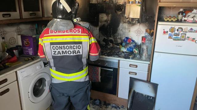 Los bomberos de la Diputación de Zamora comprueban el estado de la cocina de la vivienda