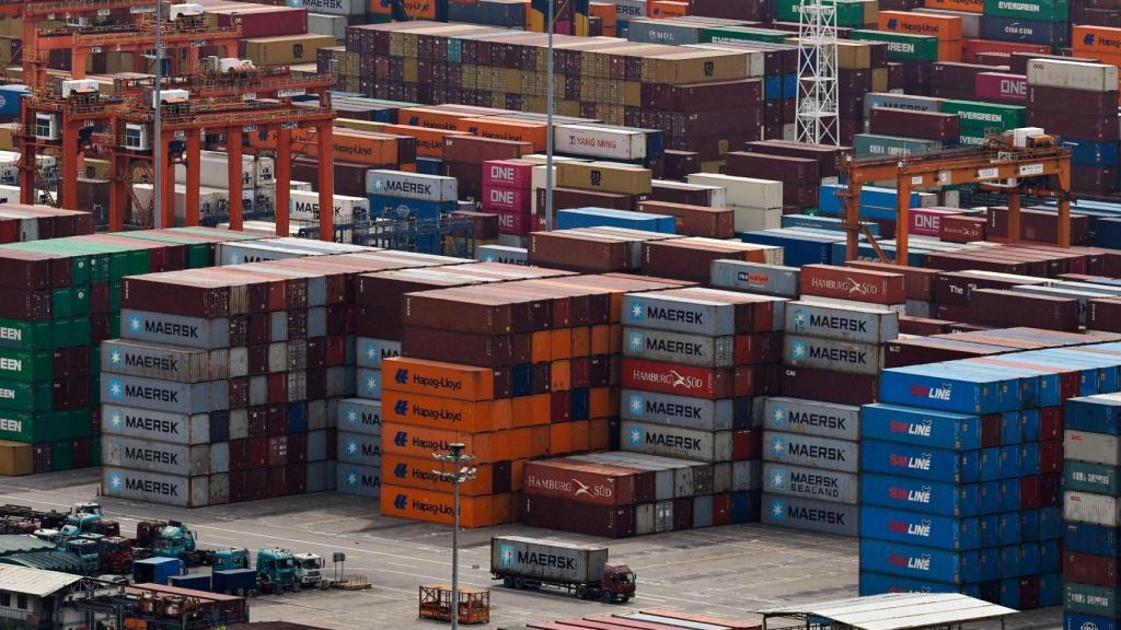 Un camión que transporta un contenedor se mueve en el puerto de Yantian en Shenzhen, provincia de Guangdong, China , el 17 de abril de 2025.