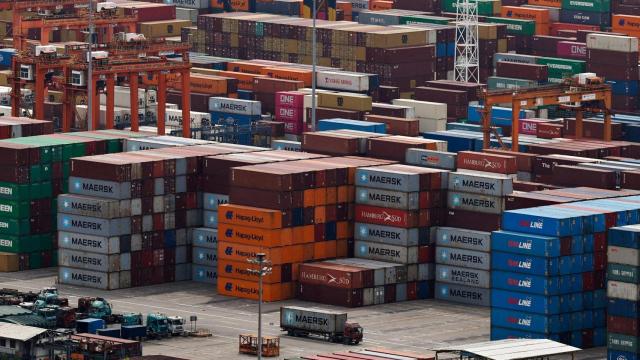 Un camión que transporta un contenedor se mueve en el puerto de Yantian en Shenzhen, provincia de Guangdong, China , el 17 de abril de 2025.