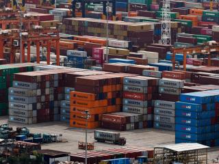 Un camión que transporta un contenedor se mueve en el puerto de Yantian en Shenzhen, provincia de Guangdong, China , el 17 de abril de 2025.