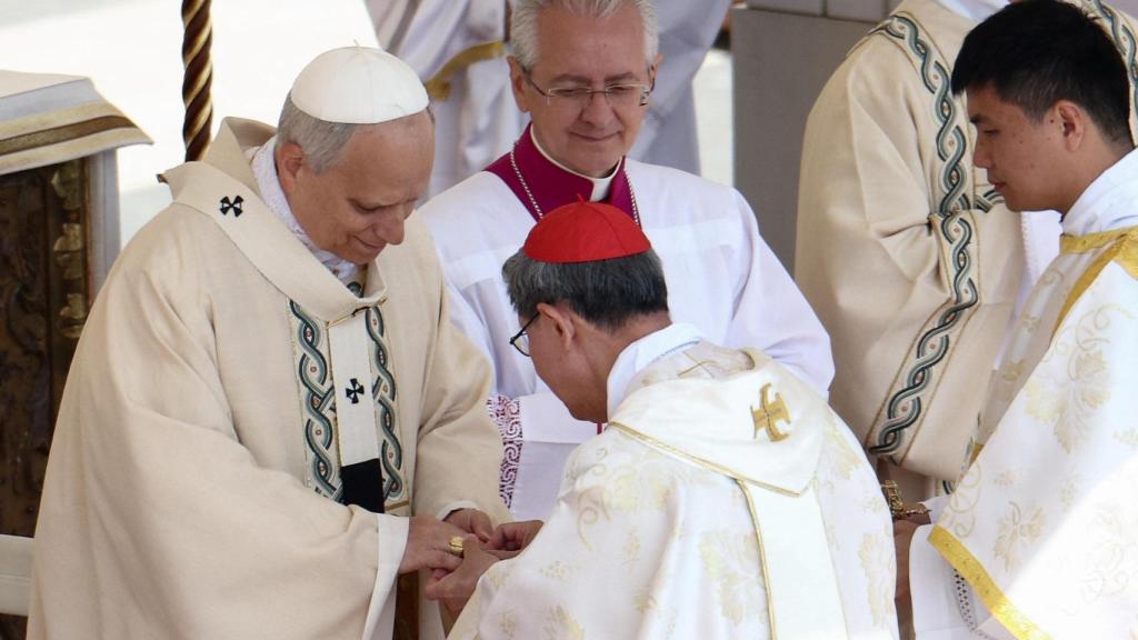 El cardenal Luis Tagle coloca el Anillo del Pescador en el dedo del Papa León XIV durante la misa inaugural en la Plaza de San Pedro en el Vaticano, el 18 de mayo de 2025.
