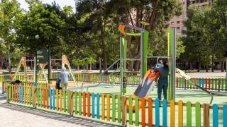 Familias jugando en un parque.