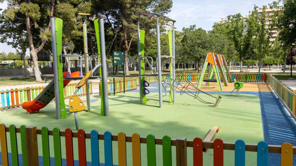 Un parque con juegos infantiles.