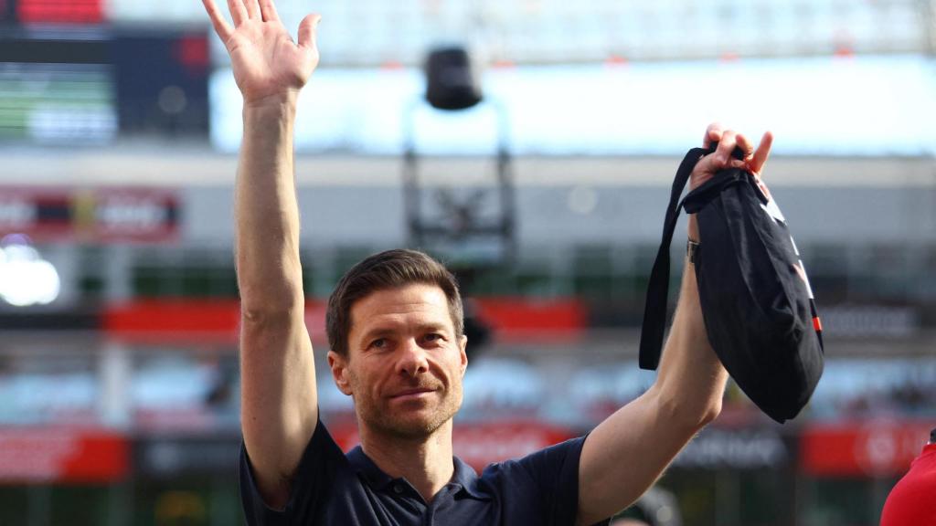Xabi Alonso se despide de la afición del Leverkusen